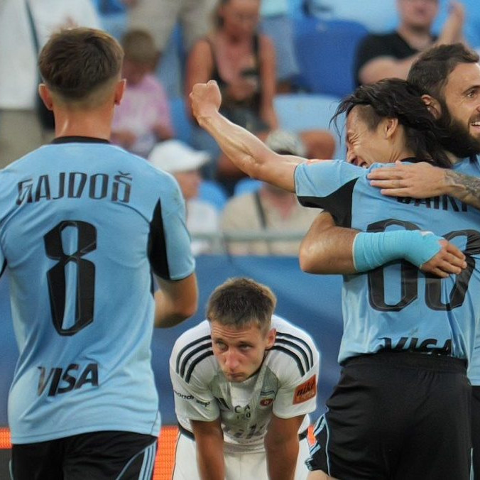 Na snímke futbalisti Slovana sa radujú z gólu.