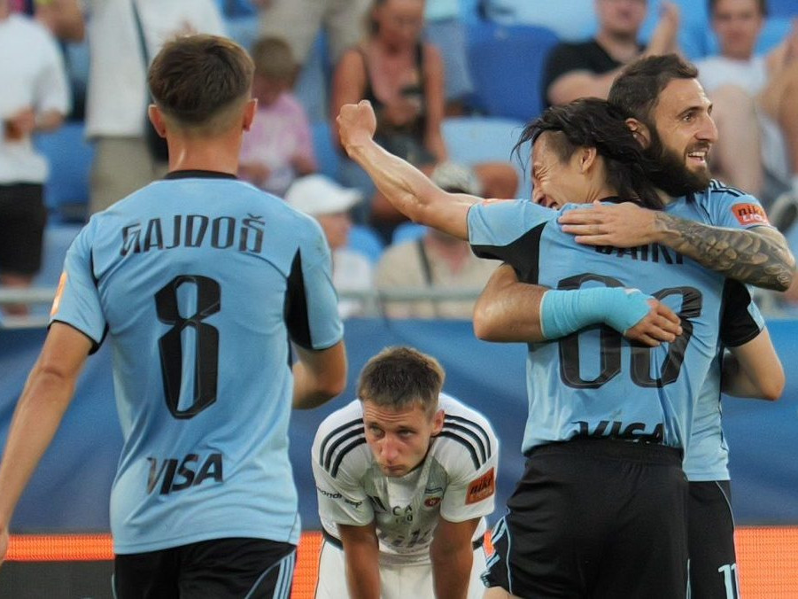Na snímke futbalisti Slovana sa radujú z gólu.