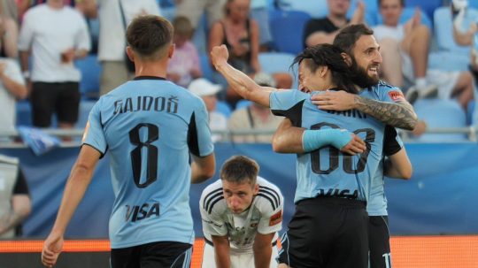 Na snímke futbalisti Slovana sa radujú z gólu.