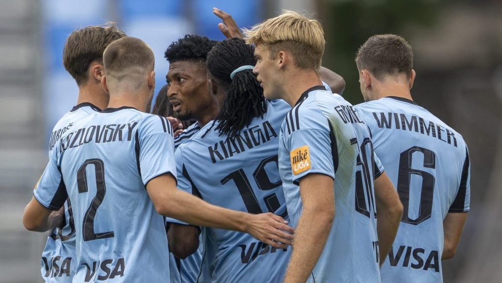 Rahim Ibrahim (Slovan) oslavuje g&oacute;l so spoluhr&aacute;čmi.
