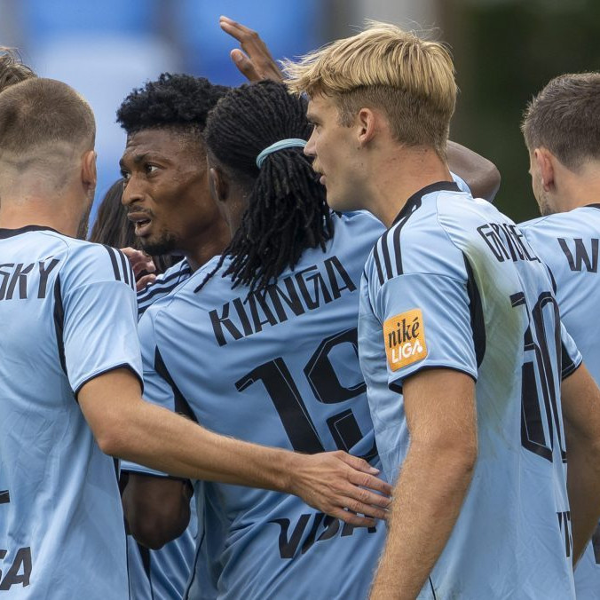 Rahim Ibrahim (Slovan) oslavuje gól so spoluhráčmi.