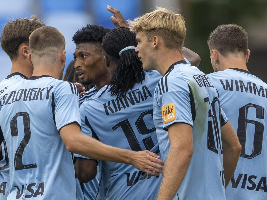 Rahim Ibrahim (Slovan) oslavuje gól so spoluhráčmi.
