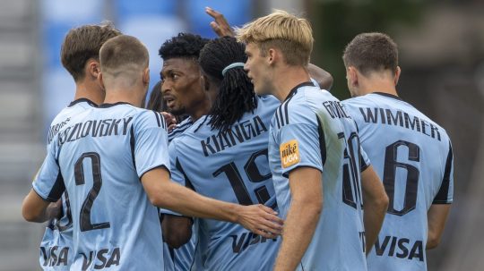 Rahim Ibrahim (Slovan) oslavuje gól so spoluhráčmi.