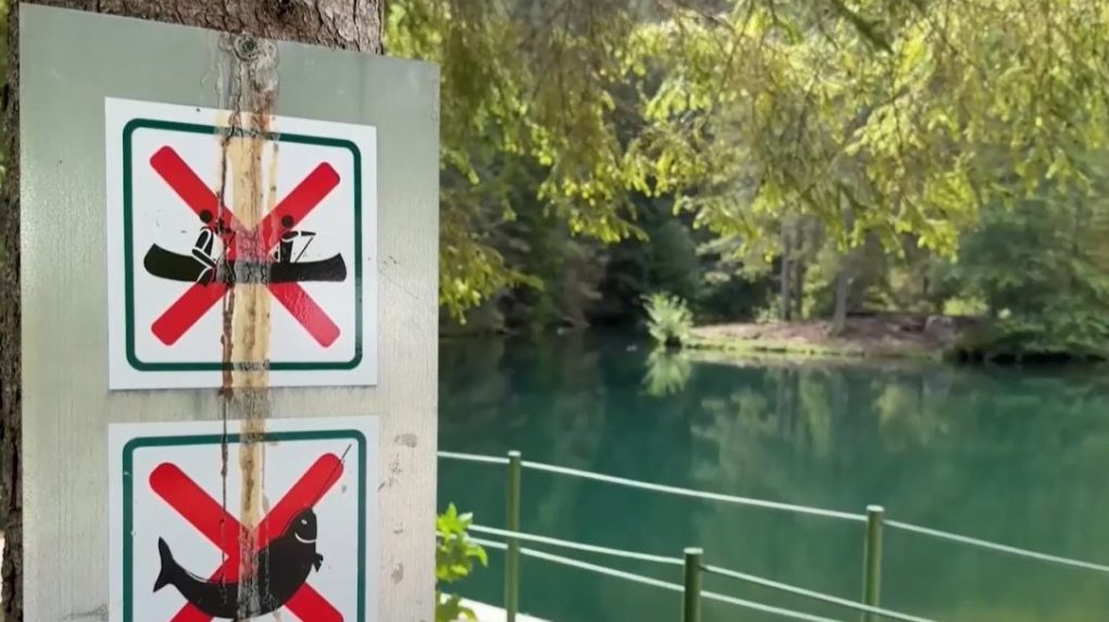 Na snímke značka zákazu v Slovenskom raji.