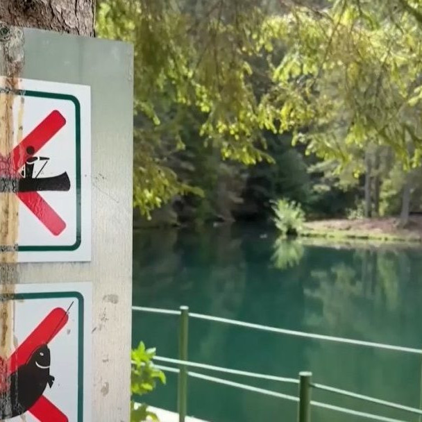 Na snímke značka zákazu v Slovenskom raji.