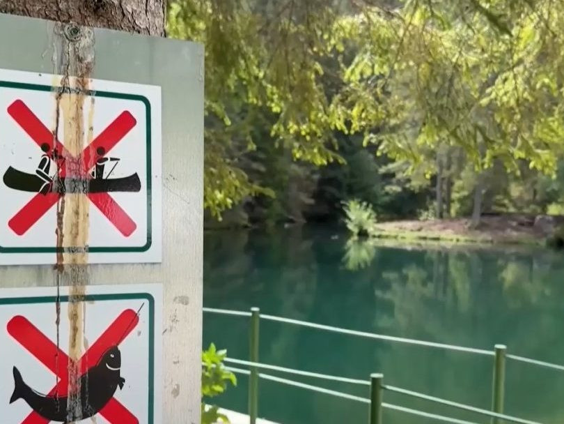 Na snímke značka zákazu v Slovenskom raji.