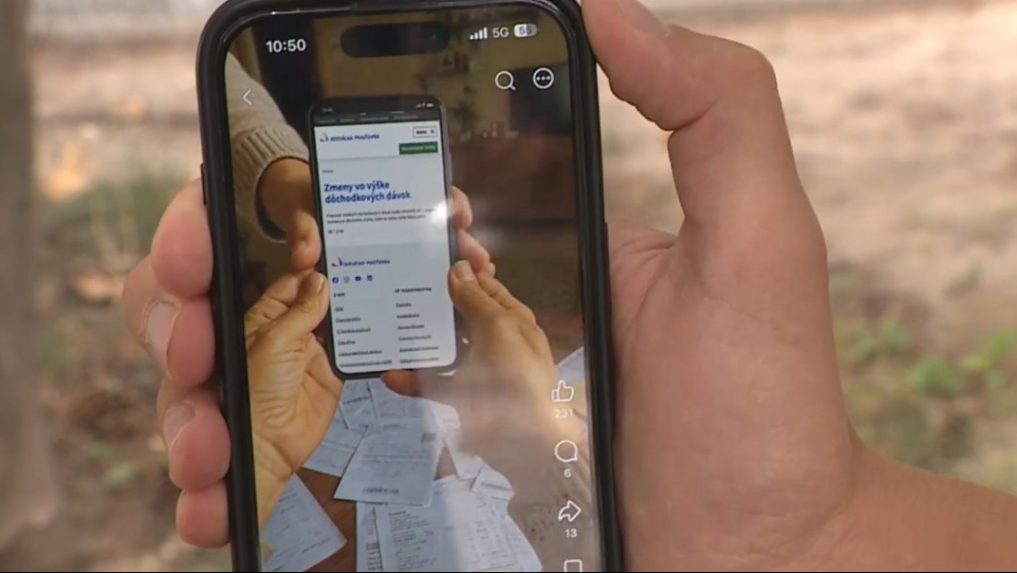 Na snímke telefón, ktorý prehráva podvodnú reklamu.