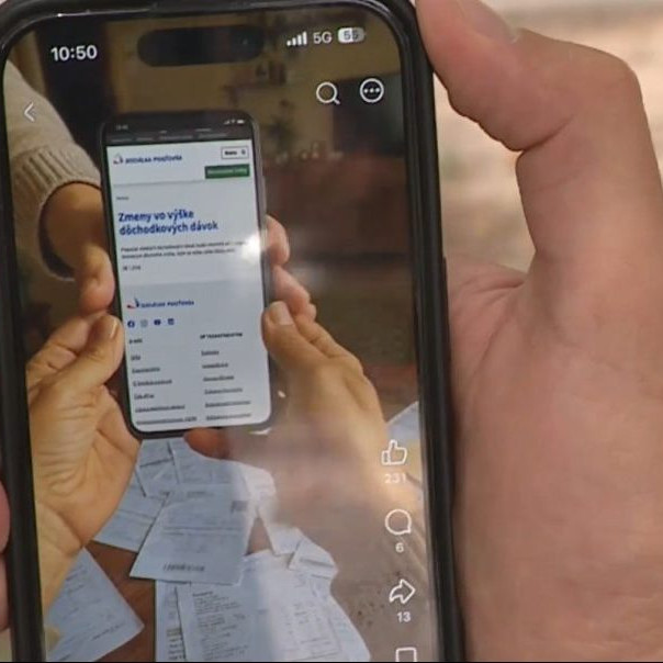 Na snímke telefón, ktorý prehráva podvodnú reklamu.