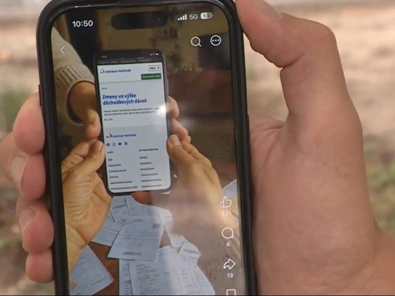 Na snímke telefón, ktorý prehráva podvodnú reklamu.