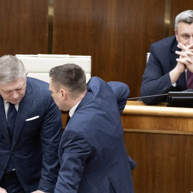 Na snímke Robert Fico, Tomáš Taraba a Andrej Danko.