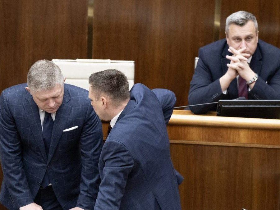 Na snímke Robert Fico, Tomáš Taraba a Andrej Danko.