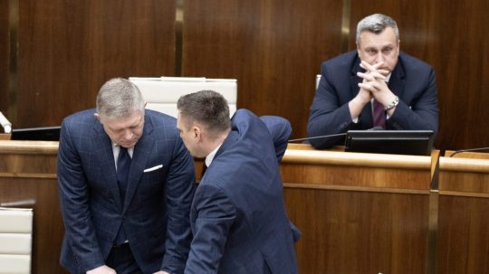 Na snímke Robert Fico, Tomáš Taraba a Andrej Danko.