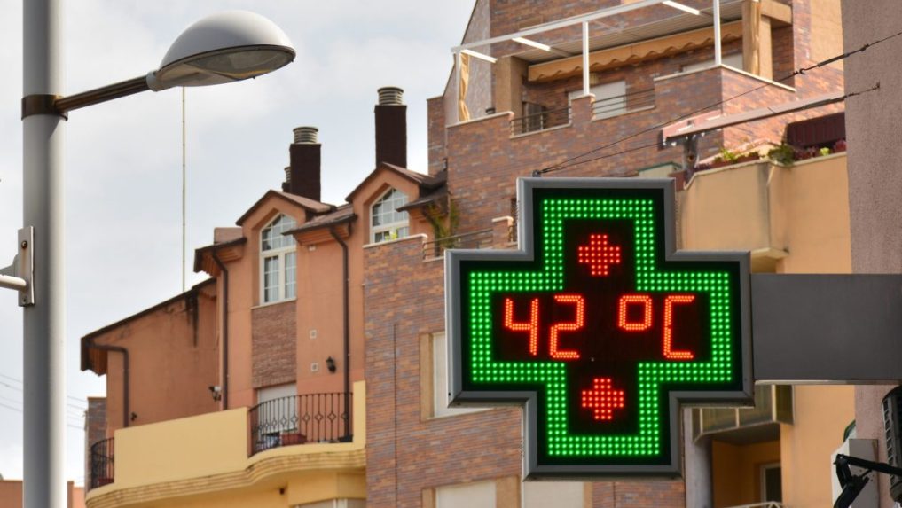 pouličný teplomer ukazuje 42 stupňov