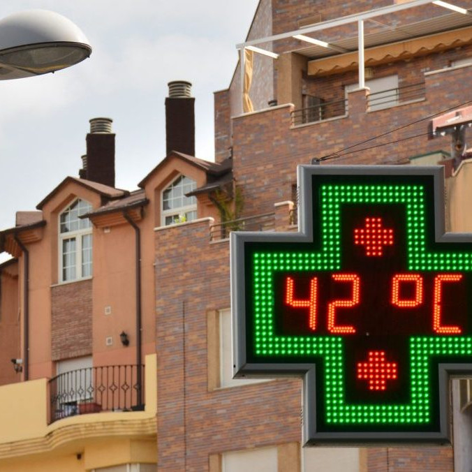 pouličný teplomer ukazuje 42 stupňov