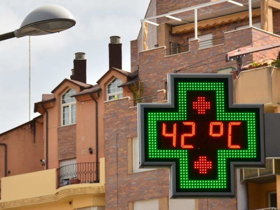 pouličný teplomer ukazuje 42 stupňov
