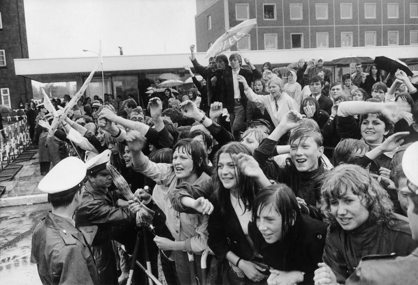 Na arch&iacute;vnej sn&iacute;mke (1966) fan&uacute;&scaron;ikovia The Beatles.
