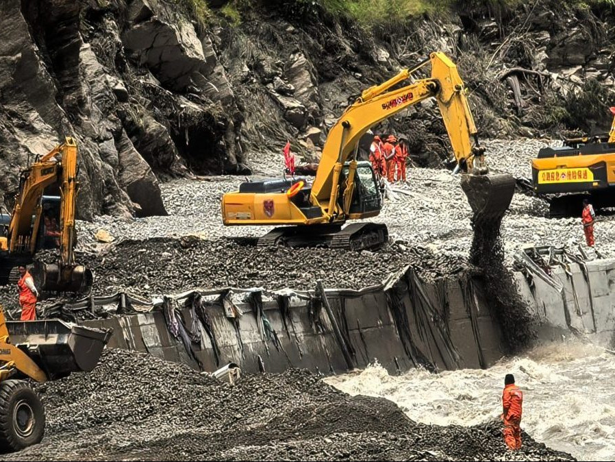 Po obrovskej záplave medzi Tibetom a Nepálom sa znova pretrhla hrádza na jazere. Záchrannú akciu museli prerušiť