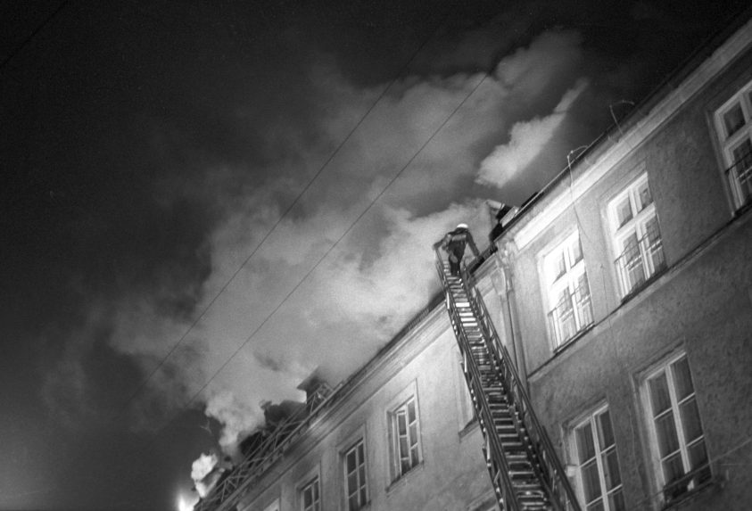 Na arch&iacute;vnej sn&iacute;mke z 13. febru&aacute;ra 1970 hasiči zasahuj&uacute; počas požiaru v židovskom centre v Mn&iacute;chove, ktor&eacute; sl&uacute;žilo ako domov d&ocirc;chodcov a penzi&oacute;n pre miestnu komunitu.