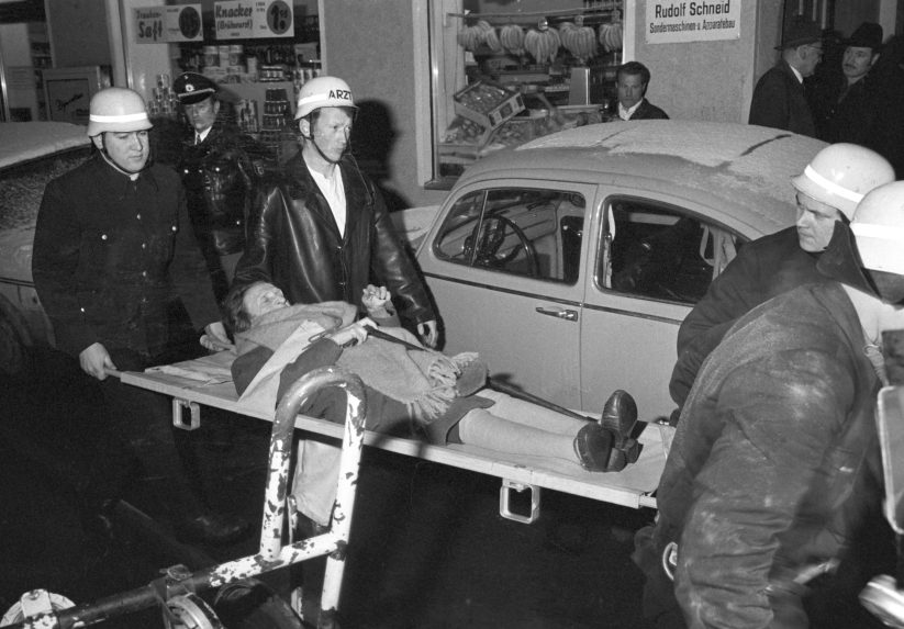 Na arch&iacute;vnej sn&iacute;mke z 13. febru&aacute;ra 1970 zranen&uacute; obyvateľku domova d&ocirc;chodcov v Mn&iacute;chove, ktor&yacute; sl&uacute;žil aj ako penzi&oacute;n a židovsk&eacute; centrum, odn&aacute;&scaron;aj&uacute; do nemocnice.
