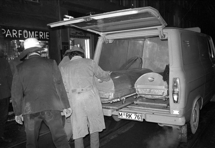 Na arch&iacute;vnej sn&iacute;mke z 13. febru&aacute;ra 1970 zinkov&eacute; rakvy s pozostatkami obet&iacute; požiaru v židovskom centre v Mn&iacute;chove, ktor&eacute; sl&uacute;žilo ako domov d&ocirc;chodcov a penzi&oacute;n pre miestnu komunitu, nakladaj&uacute; do pohrebn&eacute;ho auta.