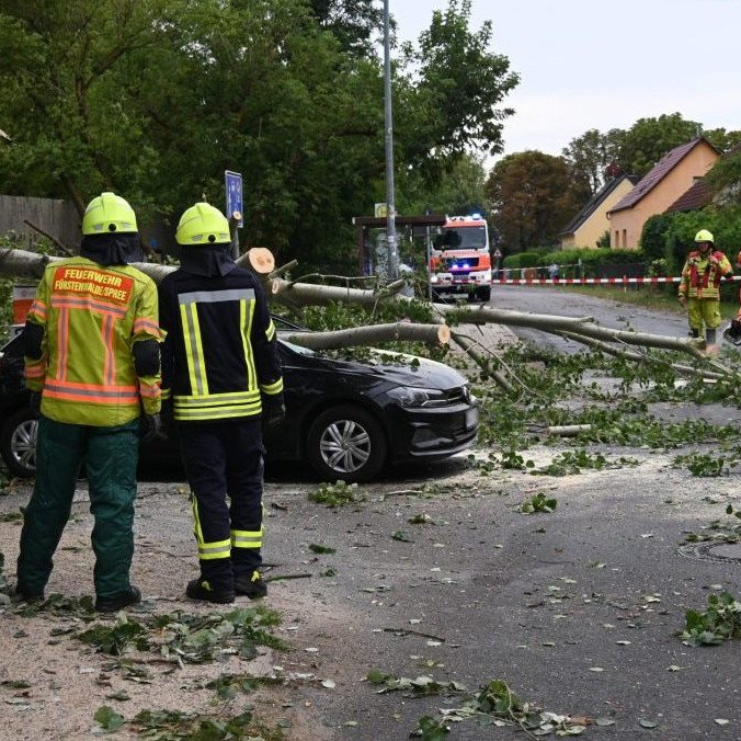 Na snímke vyvrátený strom zatarasil cestu po tornáde, ktoré zasiahlo mesto Fürstenwalde.