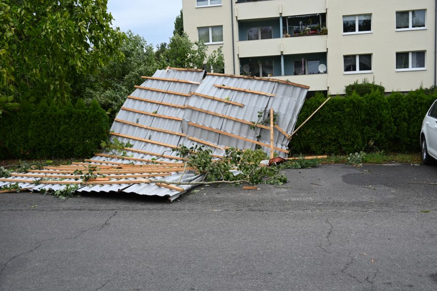 Na sn&iacute;mke časť strechy, ktor&uacute; strhol siln&yacute; vietor počas torn&aacute;da, ktor&eacute; zasiahlo mesto F&uuml;rstenwalde.