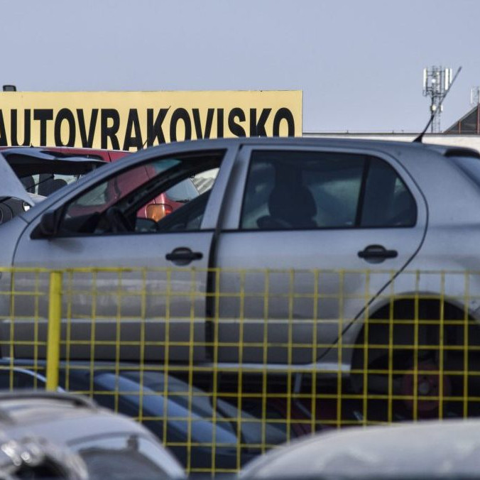 Na ilustračnej snímke autovrakovisko.