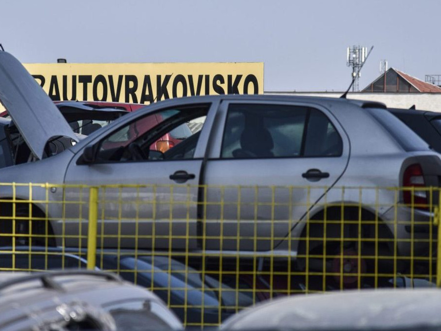 Na ilustračnej snímke autovrakovisko.