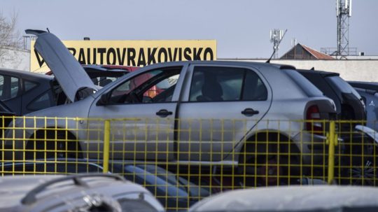 Na ilustračnej snímke autovrakovisko.