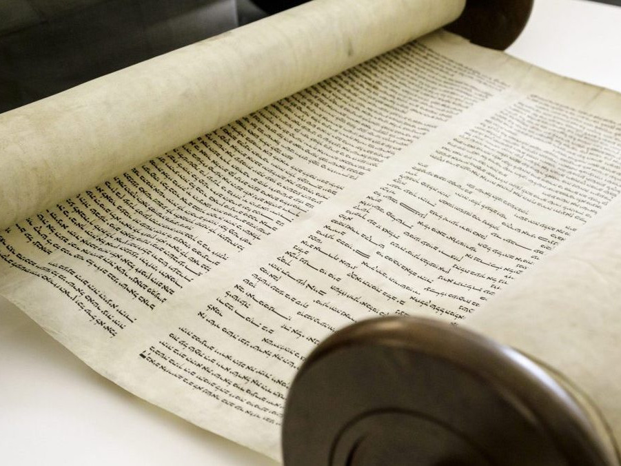 Na Bratislavskom hrade odhalili viac ako 200-ročný zvitok Tóry.