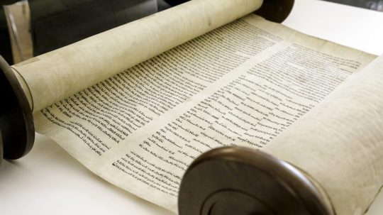 Na Bratislavskom hrade odhalili viac ako 200-ročný zvitok Tóry.