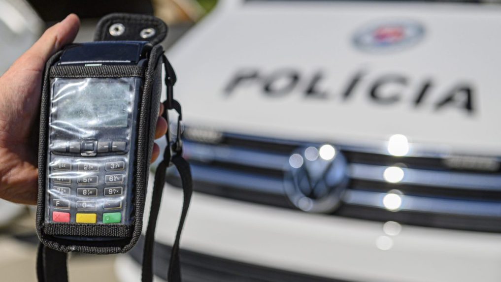 Na snímke policajný terminál na platbu kartou.