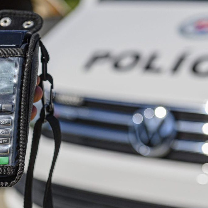 Na snímke policajný terminál na platbu kartou.