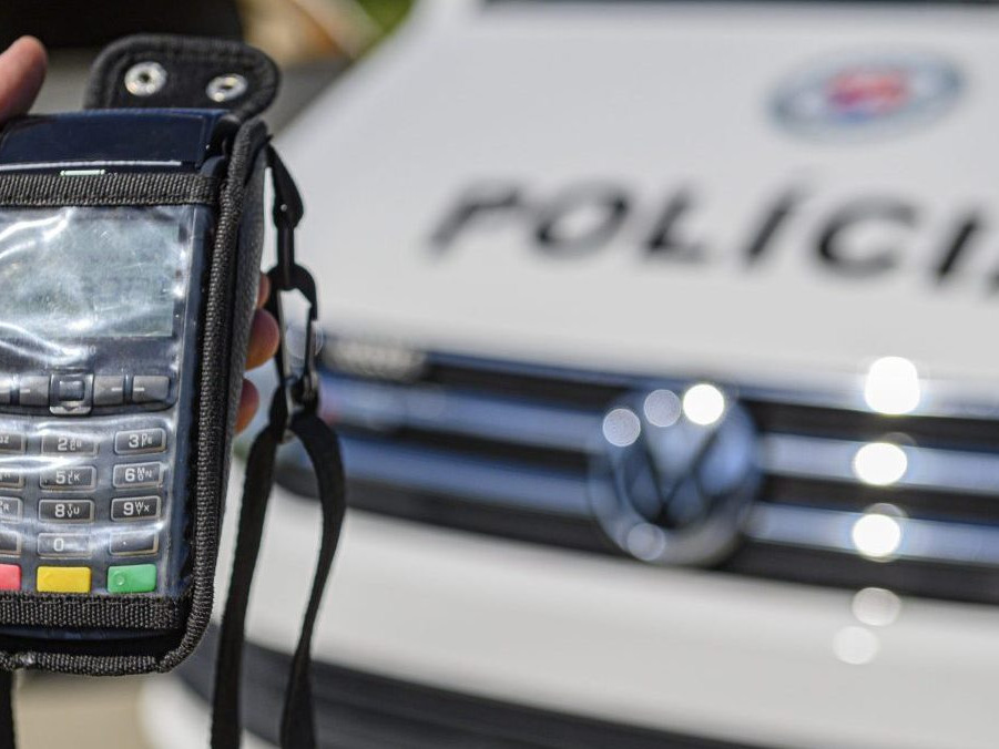 Na snímke policajný terminál na platbu kartou.
