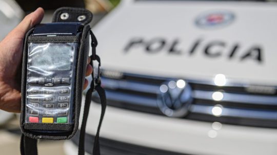 Na snímke policajný terminál na platbu kartou.