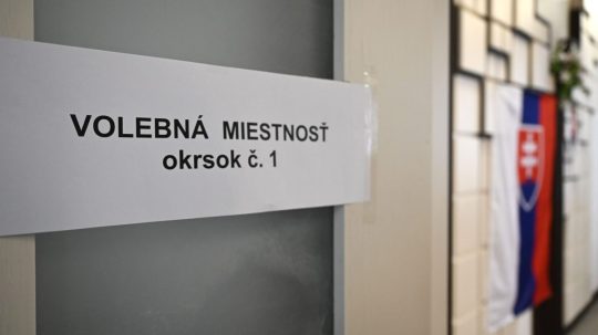 Na ilustračnej snímke vstup do volebnej miestnosti.
