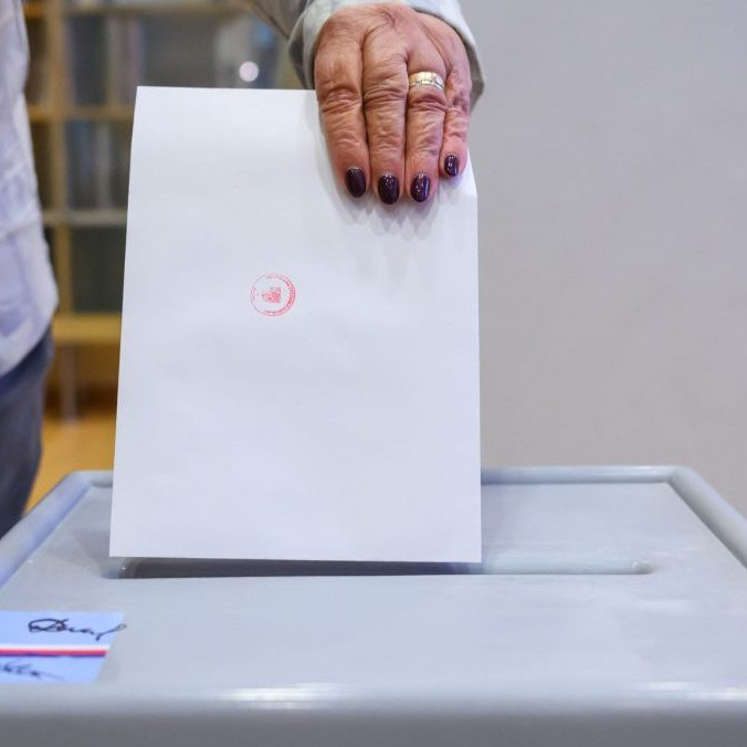 Na snímke volička vhadzuje hlasovací lístok do volebnej schránky.