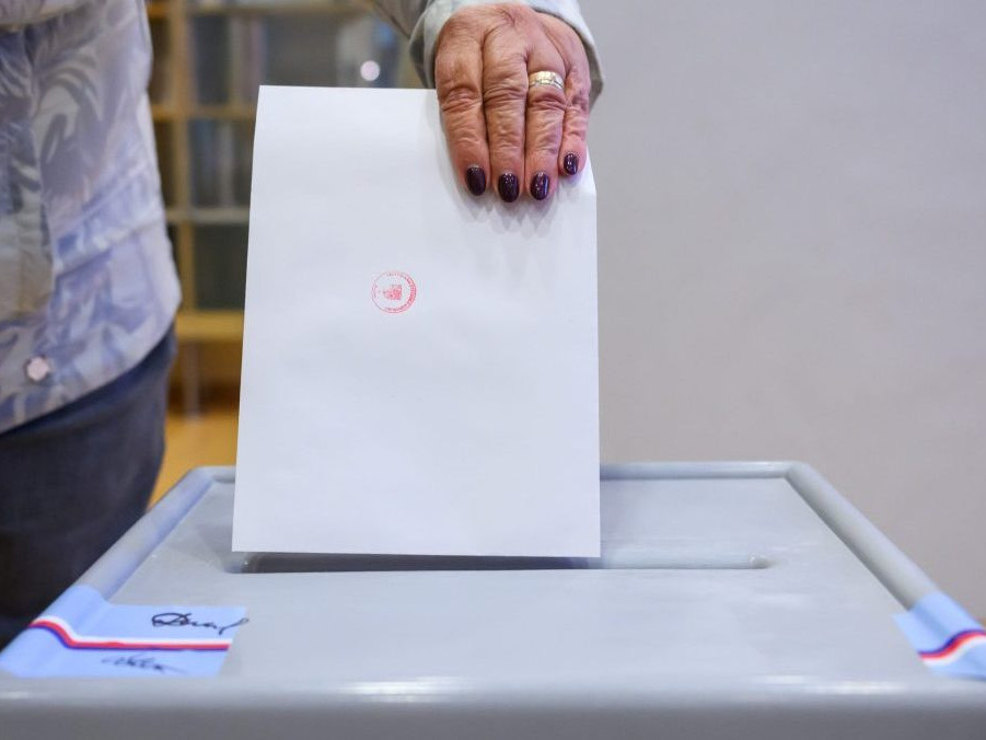 Na snímke volička vhadzuje hlasovací lístok do volebnej schránky.