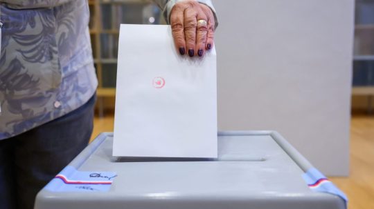 Na snímke volička vhadzuje hlasovací lístok do volebnej schránky.
