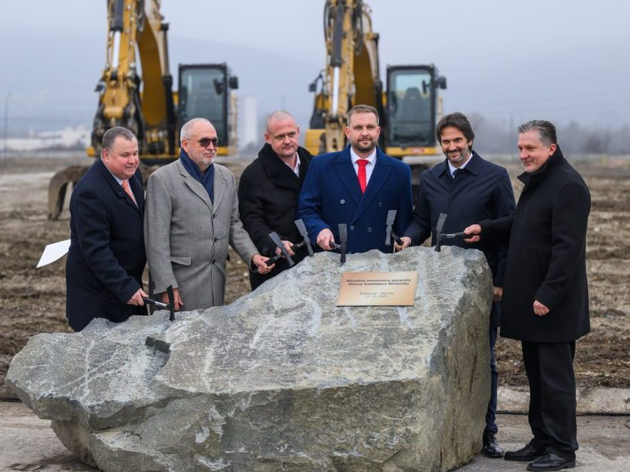 Poklepanie základného kameňa národnej nemocnice v bratislavských Vajnoroch.