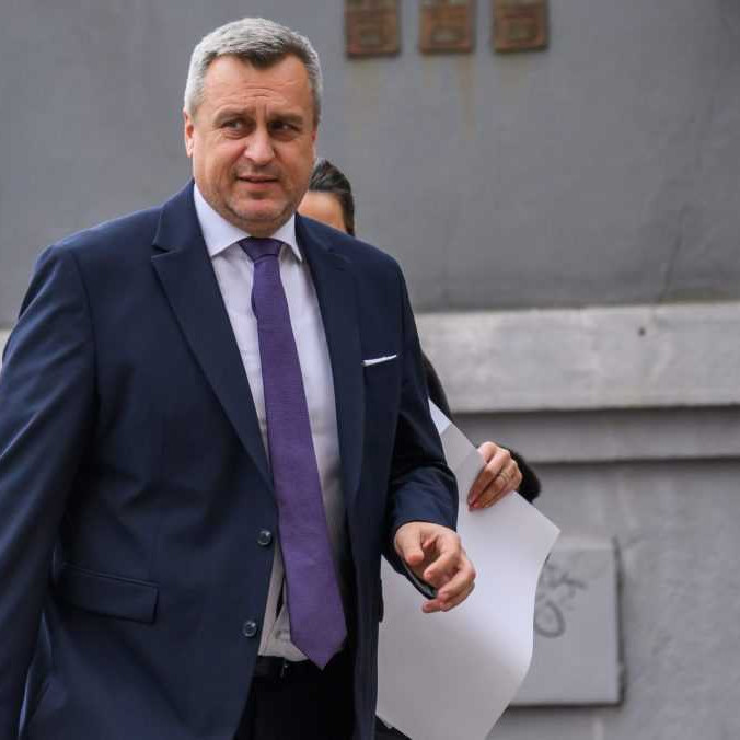 SNS vyzýva ministra Tarabu na odstúpenie. Ak tak neurobí, strana ho v parlamente odvolá
