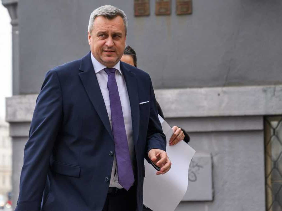 SNS vyzýva ministra Tarabu na odstúpenie. Ak tak neurobí, strana ho v parlamente odvolá