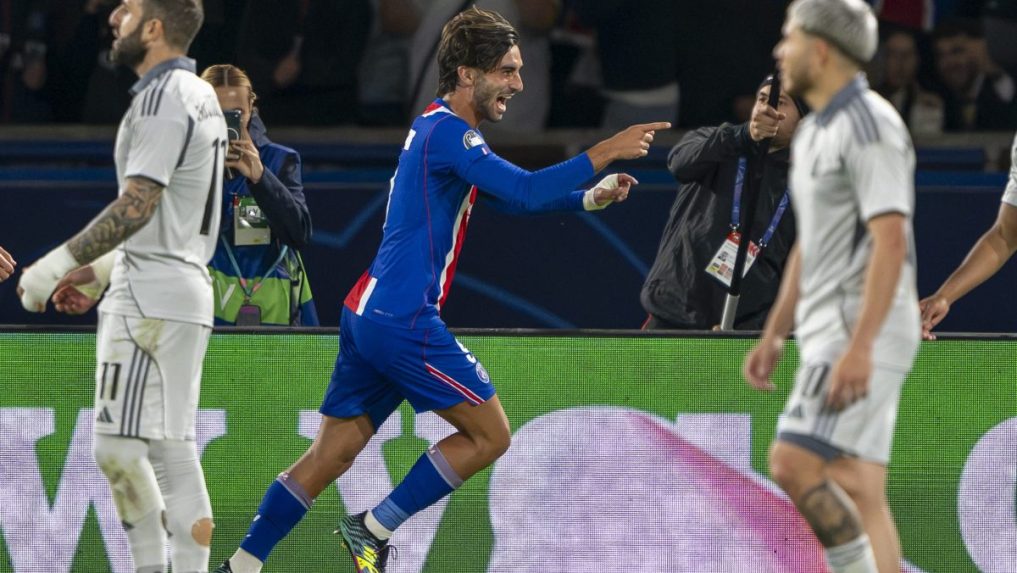 Hráč PSG Ferran Torres (uprostred) sa teší z hetriku.