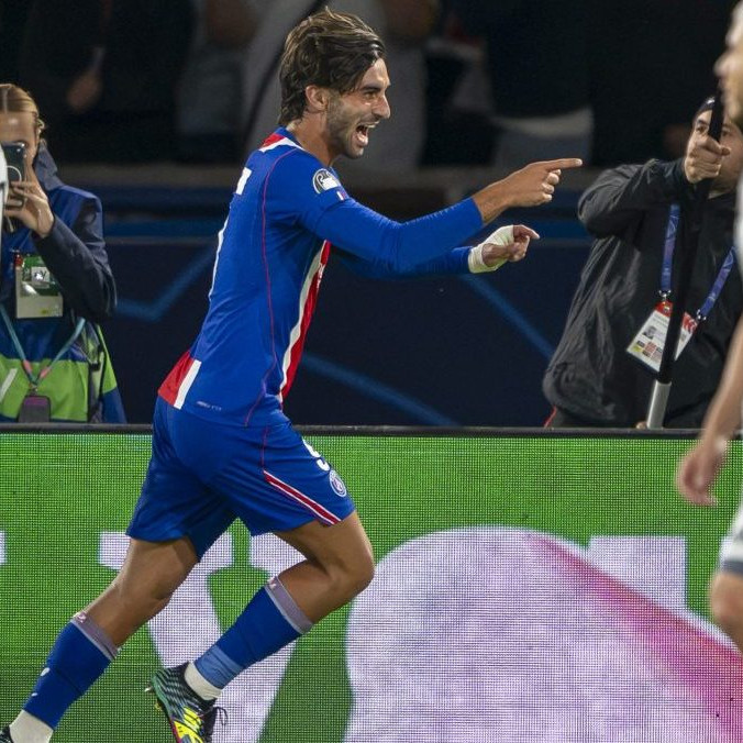 Hráč PSG Ferran Torres (uprostred) sa teší z hetriku.
