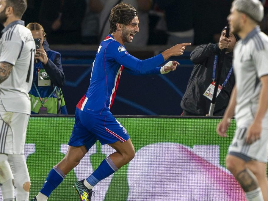 Hráč PSG Ferran Torres (uprostred) sa teší z hetriku.