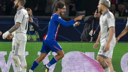 Hráč PSG Ferran Torres (uprostred) sa teší z hetriku.