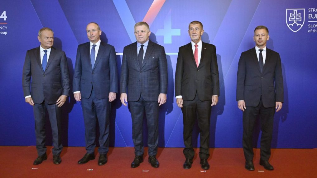 Premiéri krajín V4 s predsedom vlády Írska Micheálom Martinom (druhý zľava).
