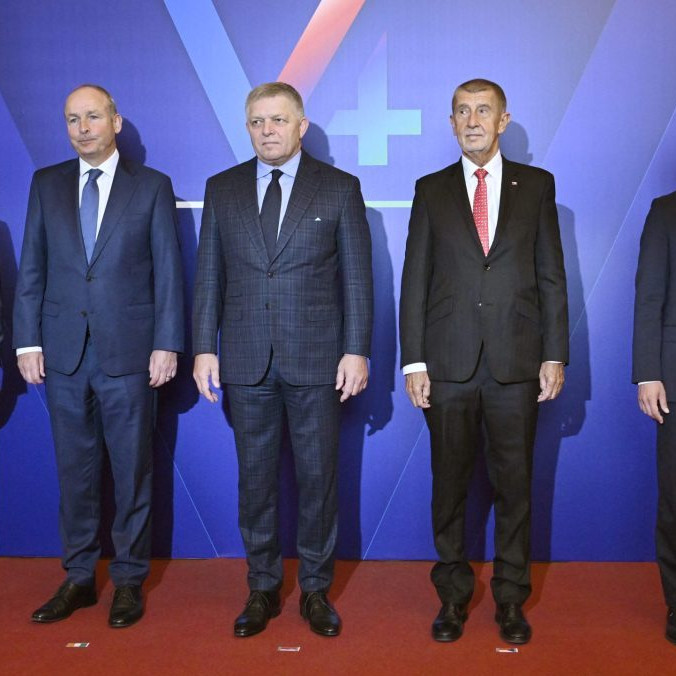 Premiéri krajín V4 s predsedom vlády Írska Micheálom Martinom (druhý zľava).