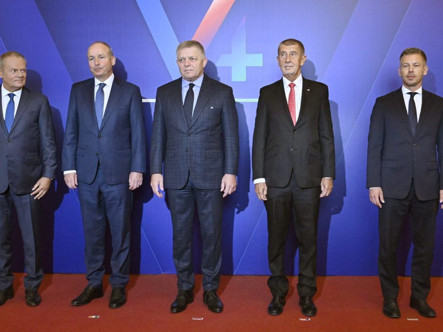 Premiéri krajín V4 s predsedom vlády Írska Micheálom Martinom (druhý zľava).