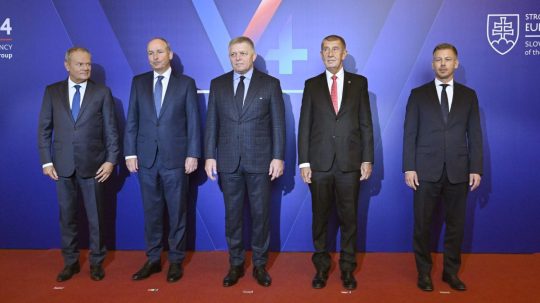 Premiéri krajín V4 s predsedom vlády Írska Micheálom Martinom (druhý zľava).
